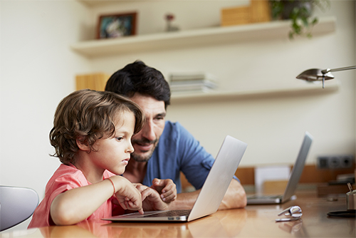 Padre e hijo haciendo tarea. 